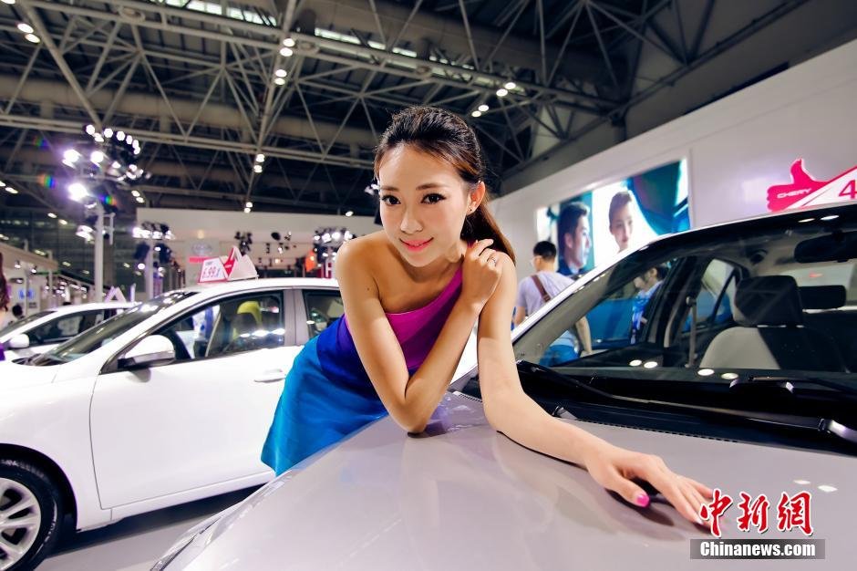 福州國(guó)際車(chē)展開(kāi)幕 眾車(chē)?！盃?zhēng)奇斗艷”