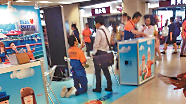 推銷(xiāo)員為開(kāi)單向顧客下跪