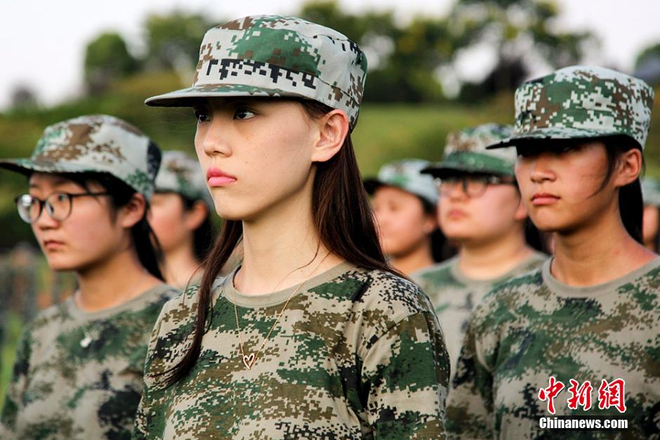 南京高校新生軍訓(xùn) 靚妹子成排