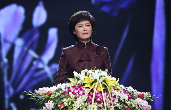 主持人敬一丹。