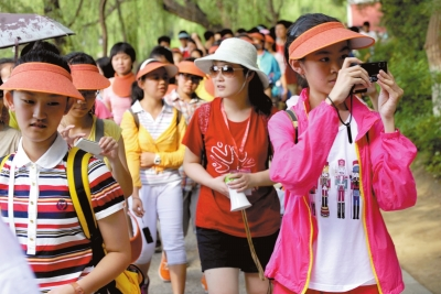 未名湖畔，游人紛紛拍照留念。