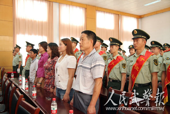 十佳士官同家長(zhǎng)親人同臺(tái)受到表彰。圖片來(lái)源：人民武警報(bào)
