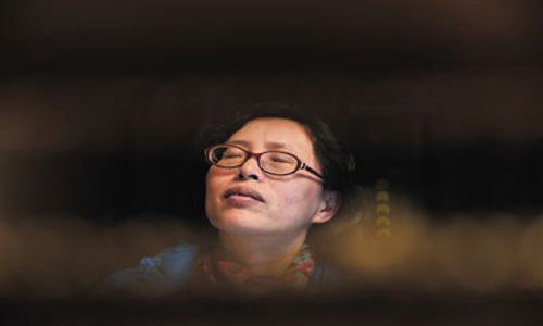 人們將醫(yī)療制度的憤懣情緒，寄托在這個走廊醫(yī)生身上，共同沉浸在受迫害的幻覺之中