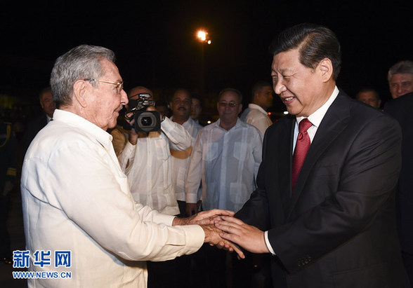 這是古巴國(guó)務(wù)委員會(huì)主席兼部長(zhǎng)會(huì)議主席勞爾·卡斯特羅到機(jī)場(chǎng)為習(xí)近平送行。