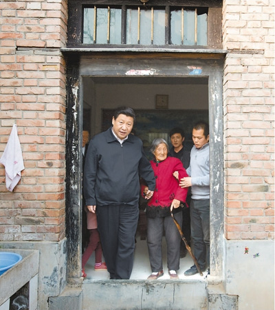 3月17日，習(xí)近平在東壩頭鄉(xiāng)張莊村看望85歲老人張景枝。