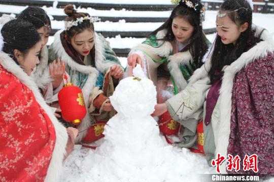 古裝美女雪中斗艷穿越古今玩“打雪仗、堆雪人”